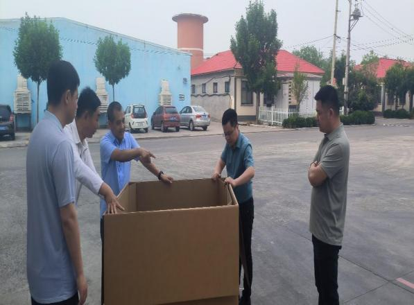 李總協(xié)同供應部、青島合興包裝廠進行現(xiàn)場研究探討